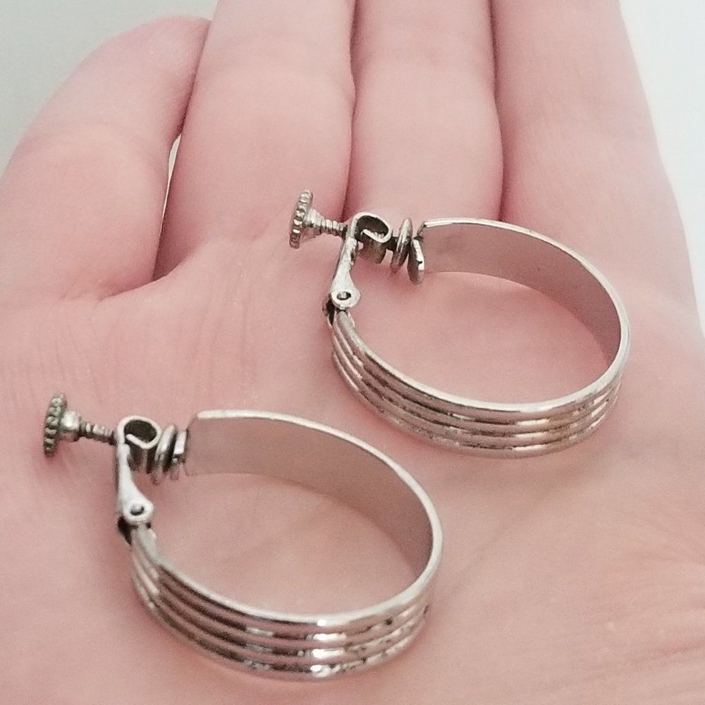 vtg Napier silvertone screwback hoop earrings w hinge - Picture 13 of 13